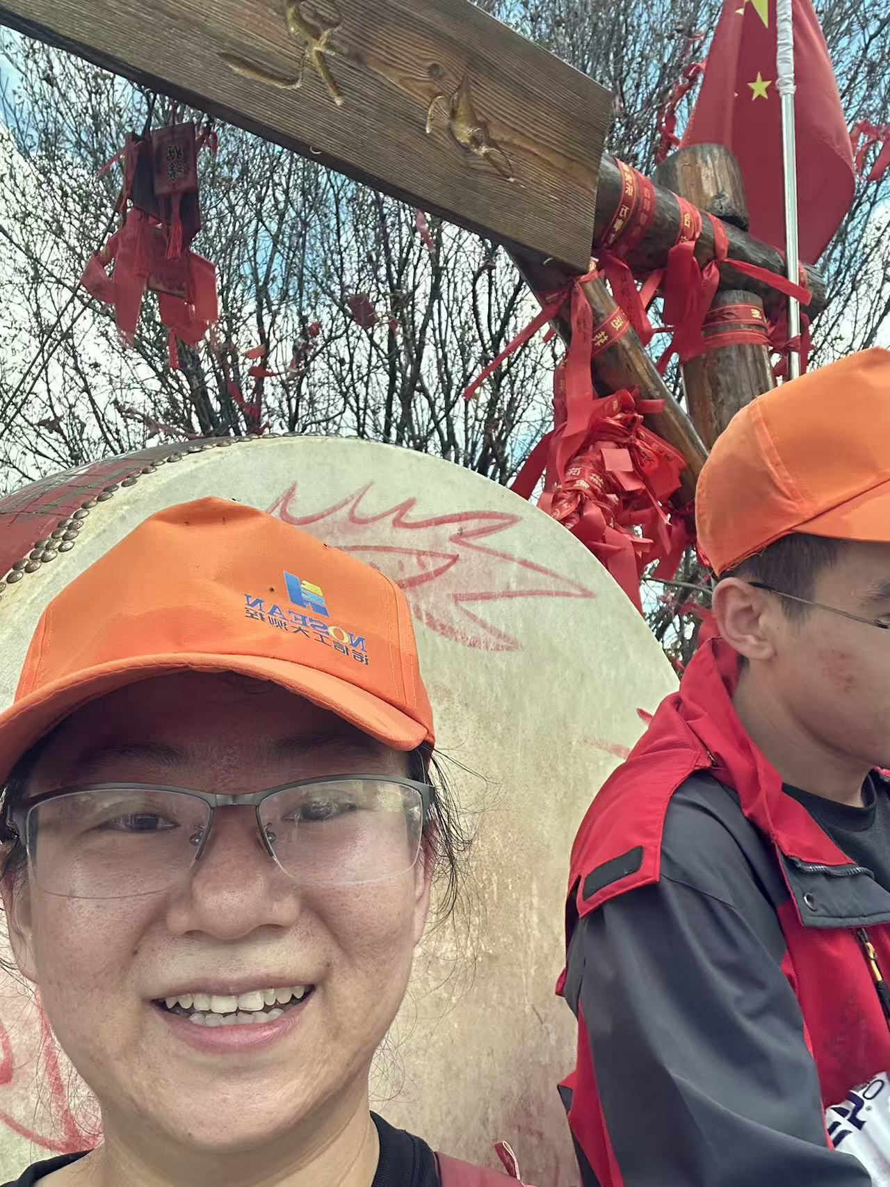 1764754425806465.jpg 2、邹扬12点03分登顶.jpg