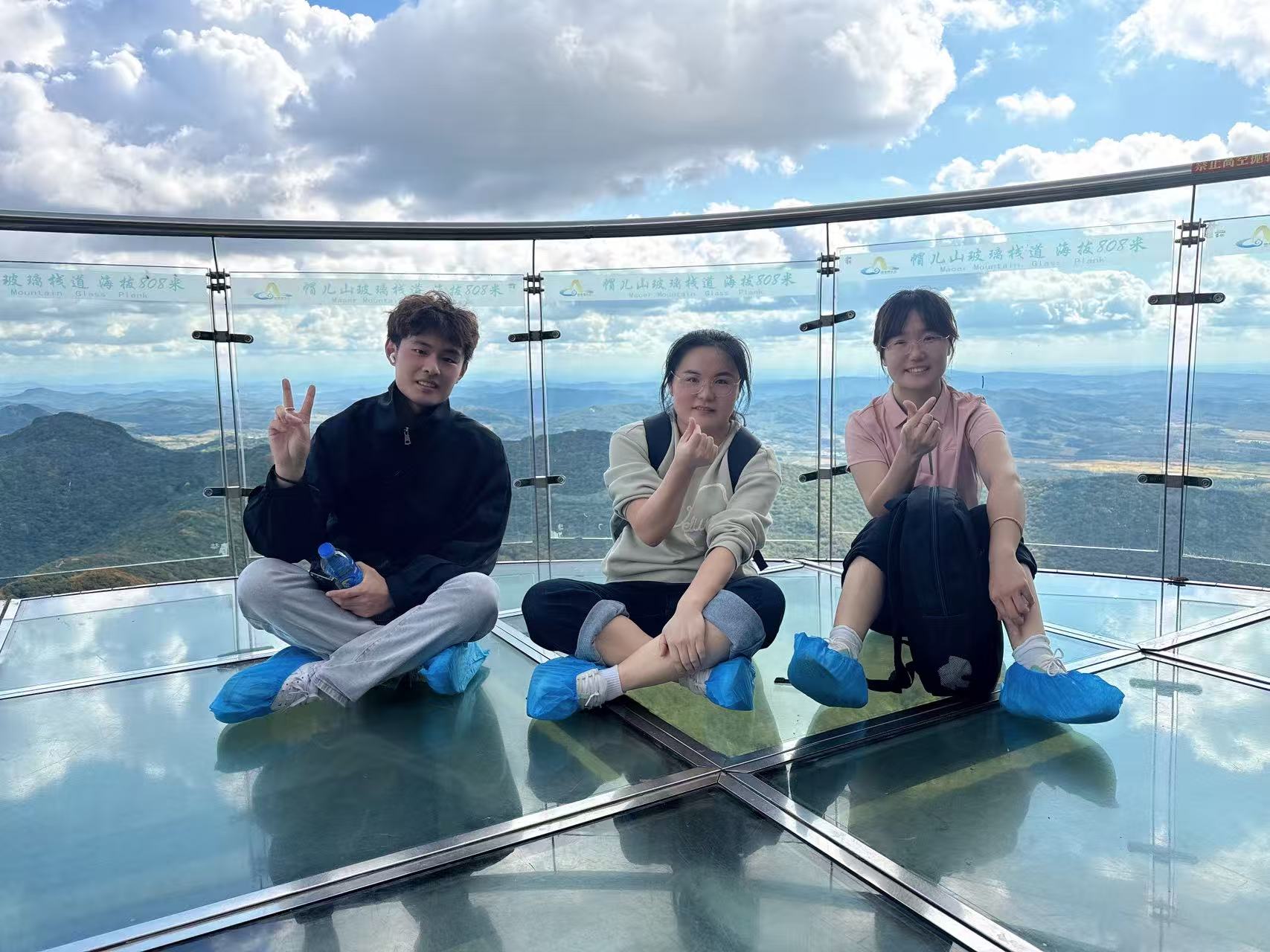 1764754896809620.jpg 三人合影郭静、韩海营、梁文龙.jpg